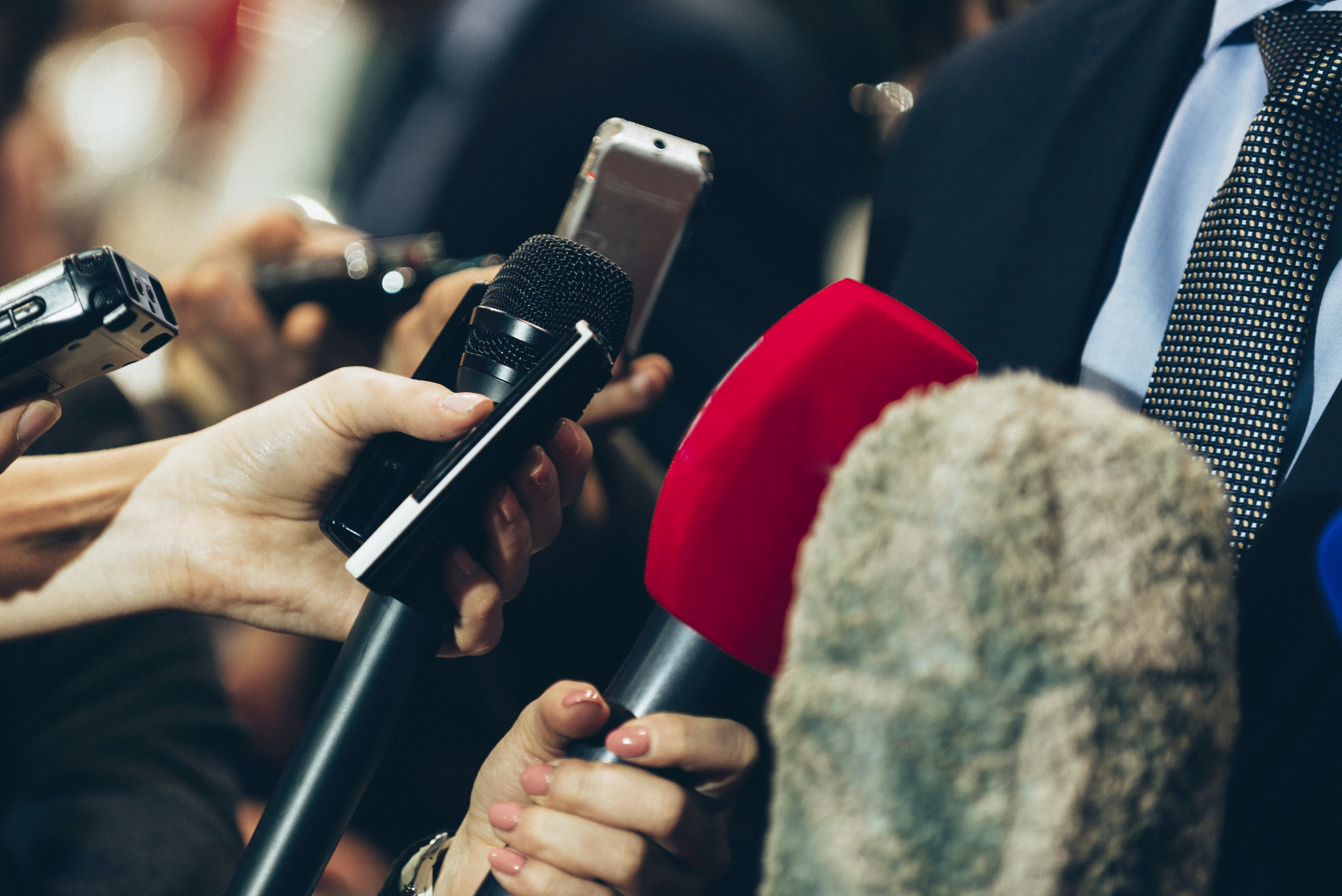 Журналистика. Берут интервью. Журналист с микрофоном. Е журналистика. Журналист эстетика.